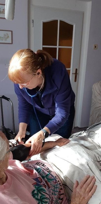 sestřička pečuje o pacientku