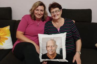 Matka s dcerou drží polštář s fotografií muže