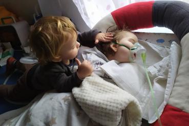 bráška hladí sestřičku