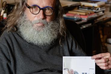 muž drží fotografii