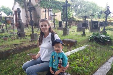 Přišla tak na řadu možnost, na kterou církev v těchto situacích pamatuje: paní Petru pokřtila při jedné z návštěv v domácnosti řádová sestra Helena z hospice.  Mladá maminka se synem na hřbitově