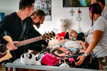 Za dívkou upoutanou na lůžku přijela její oblíbená kapela Rybičky 48.