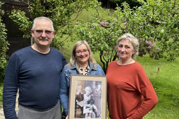 Na fotografii jsou manželé Táborští a sestřička z domácího hospice. V ruce mají fotografii paní Vlasty. 