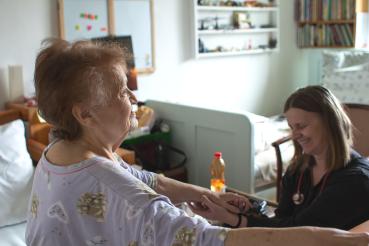 Návštěva zdravotní sestry u pacientky doma
