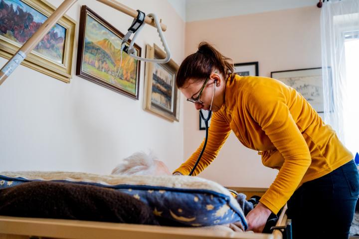 Zdravotní sestra pečuje o pacienta.