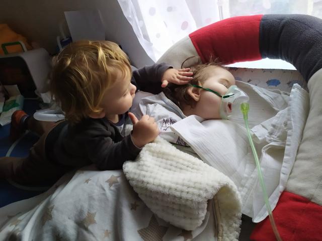 bráška hladí sestřičku