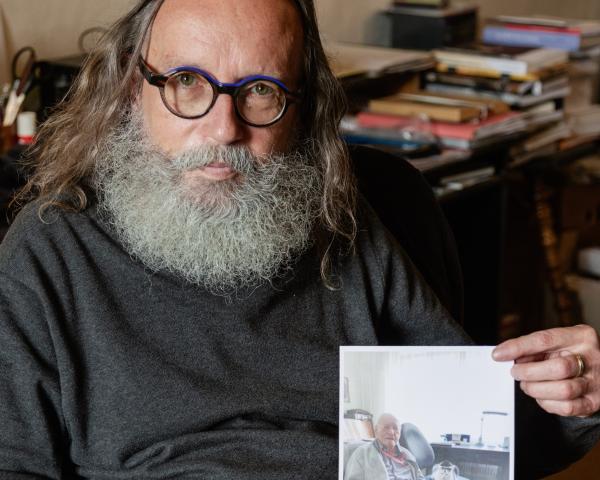 muž drží fotografii