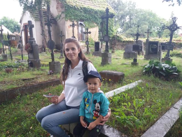 Přišla tak na řadu možnost, na kterou církev v těchto situacích pamatuje: paní Petru pokřtila při jedné z návštěv v domácnosti řádová sestra Helena z hospice.  Mladá maminka se synem na hřbitově