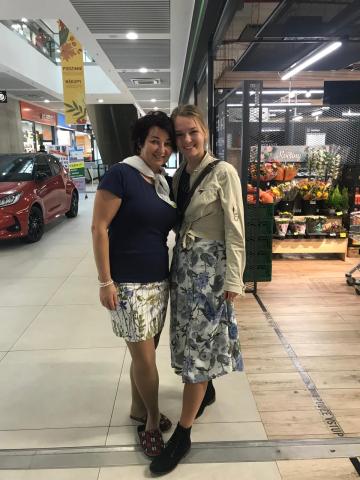 Zdravotní sestřičky, matka s dcerou, které docházely k paní Ivaně. Zdroj: Archiv mobilního hospice dvě ženy se drží, jde o matku a dceru