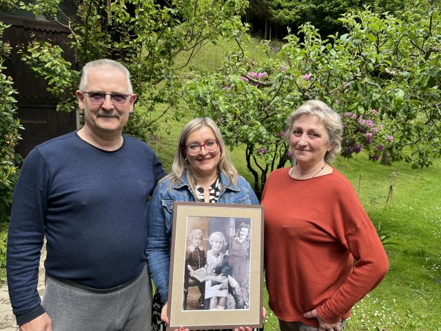 Na fotografii jsou manželé Táborští a sestřička z domácího hospice. V ruce mají fotografii paní Vlasty. 