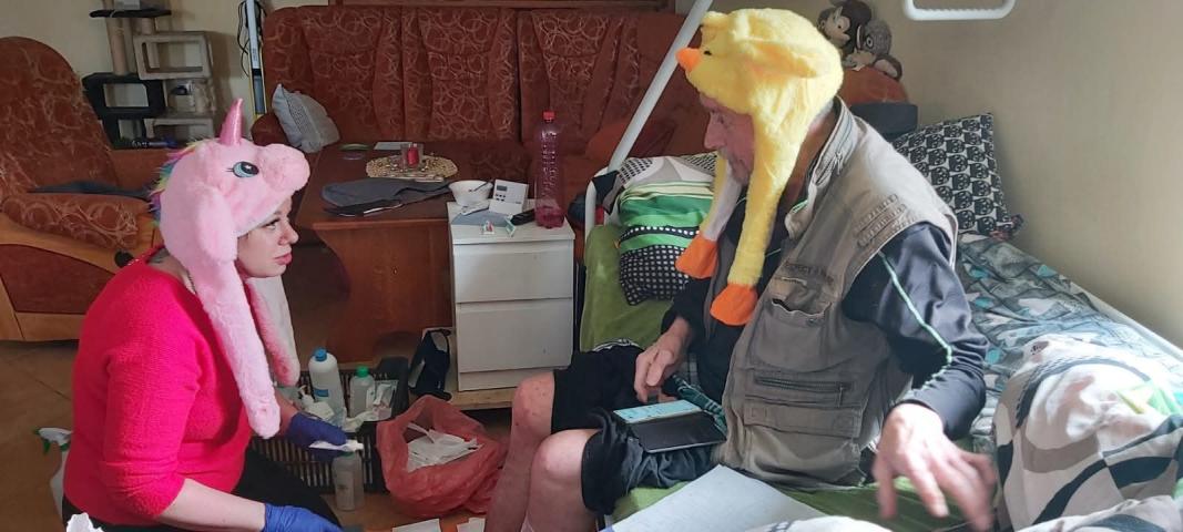 Pán se sestřičkou v čepici